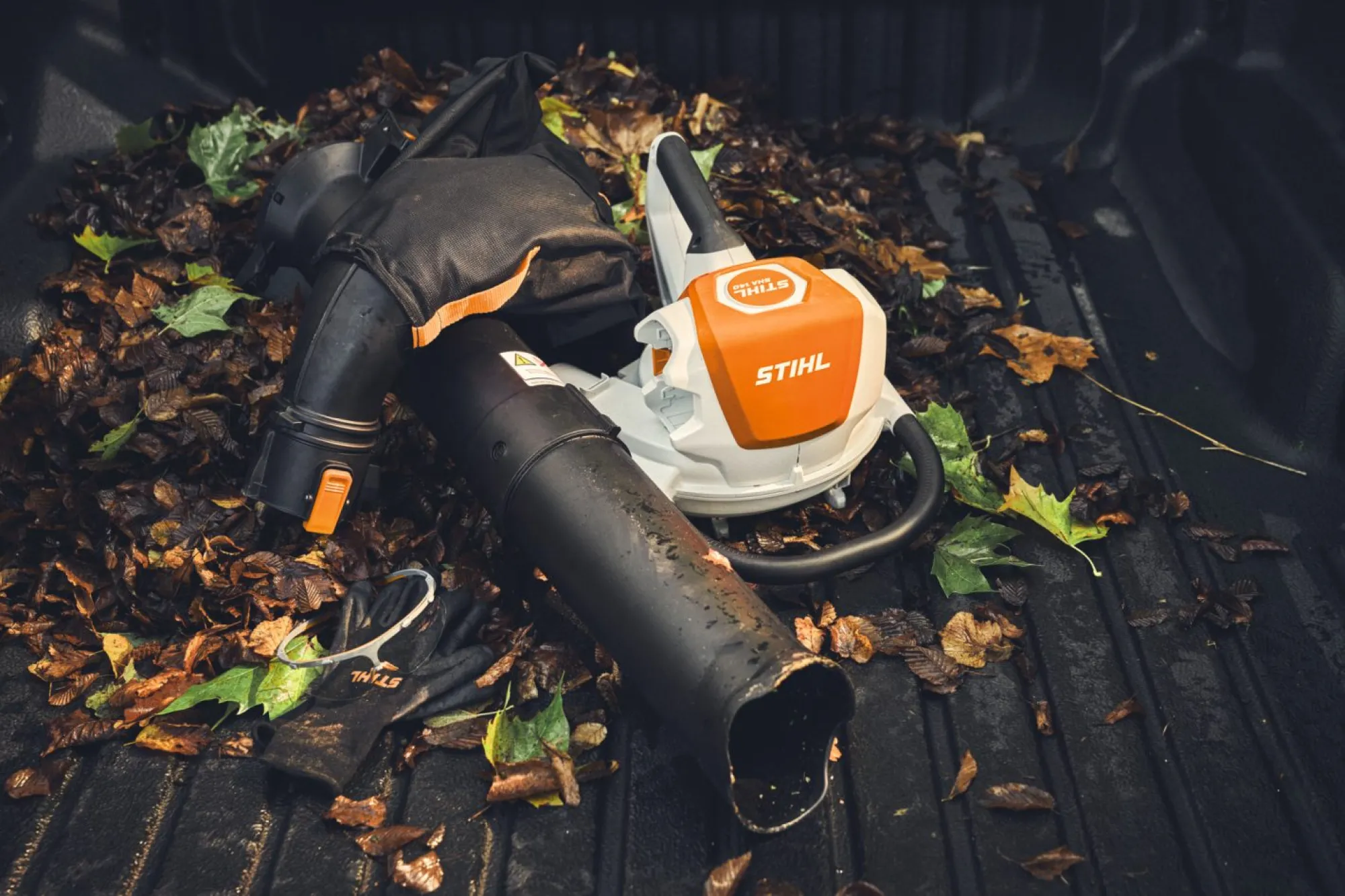 STIHL SHA 140 AP Akkumulátoros szívó-szecskázó gép (AP 30 akkumulátorral és AL 101 töltővel)