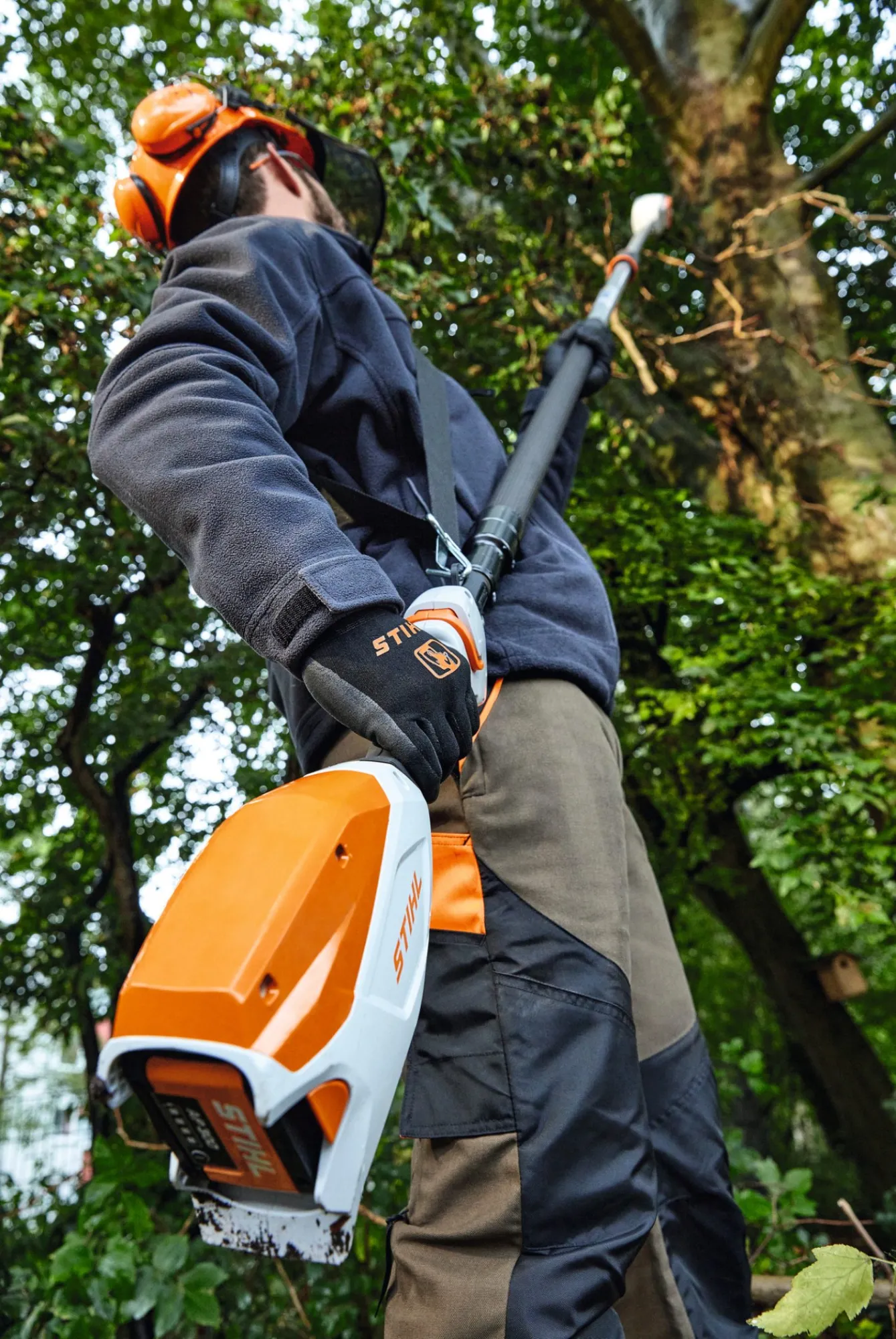 STIHL HTA 86 AP Akkumulátoros magassági ágnyeső (AP 30 akkumulátorral és AL 101 töltővel)