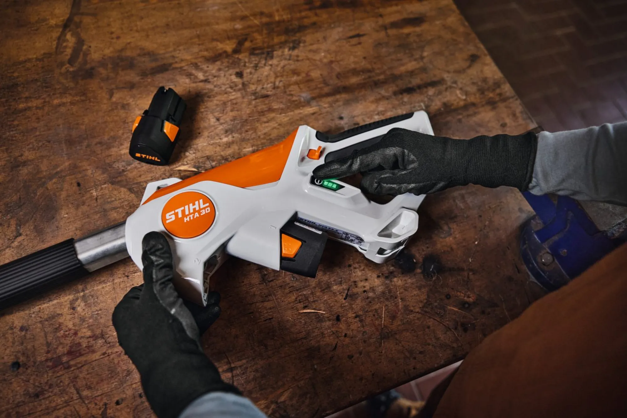 STIHL HTA 30 AS Akkumulátoros magassági ágnyeső (2 db AS 2 akkumulátorral és ALS 31 töltővel)