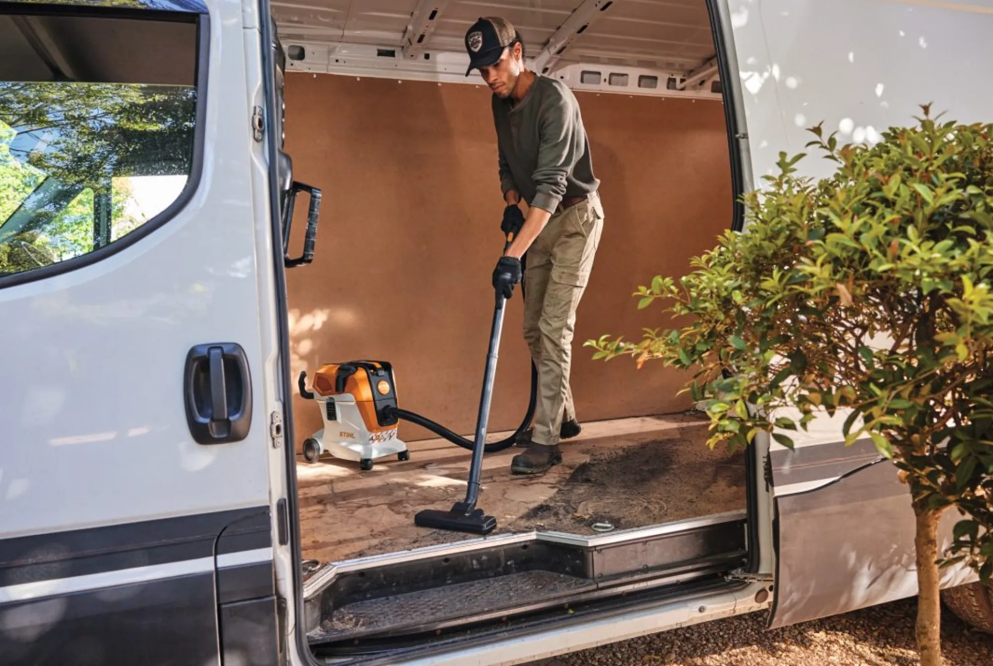 STIHL SEA 100 L Akkumulátoros porszívó (AP 30 akkumulátorral és AL 101 töltővel)
