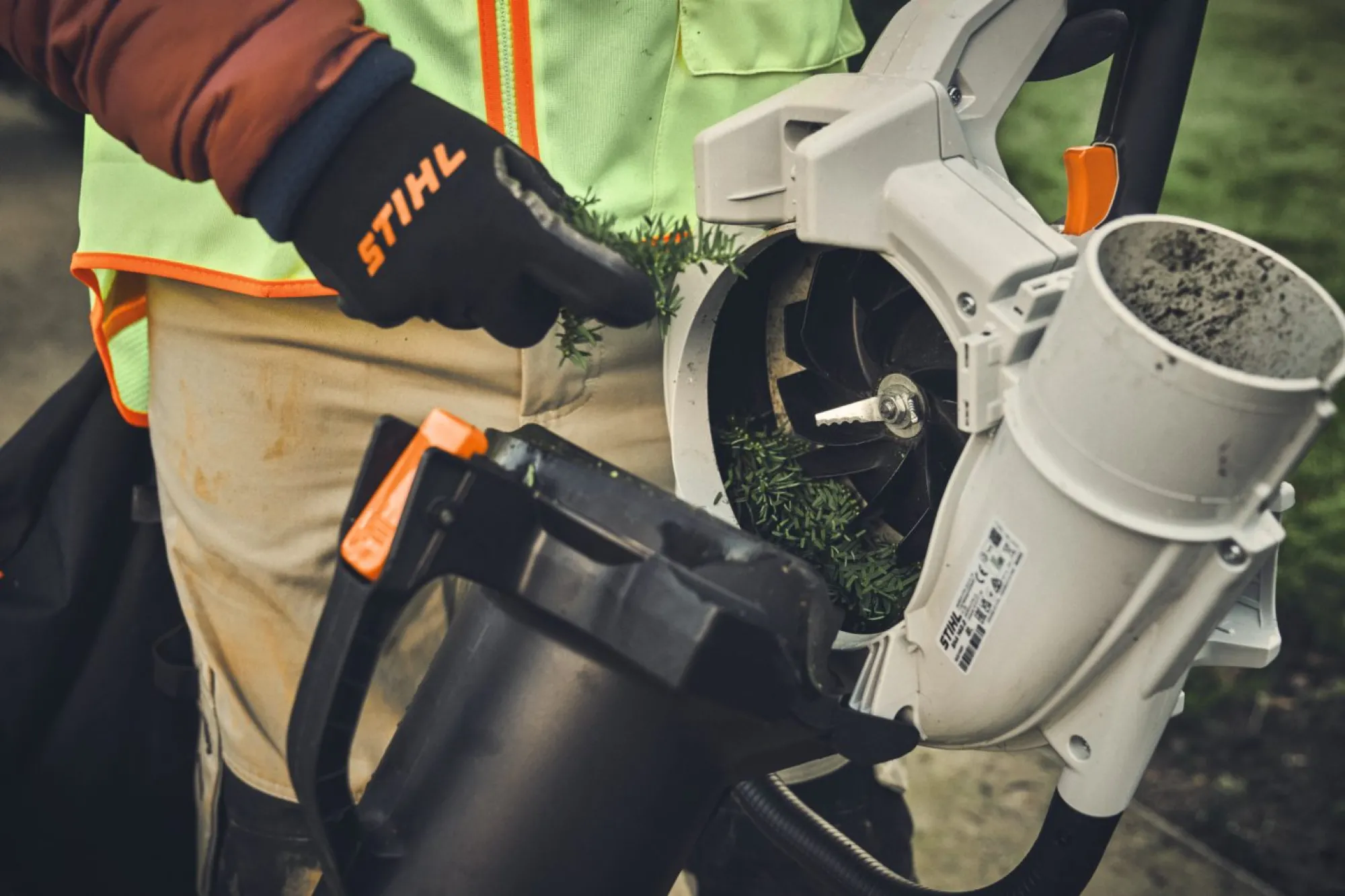 STIHL SHA 140 AP Akkumulátoros szívó-szecskázó gép (Akku és töltő nélkül)