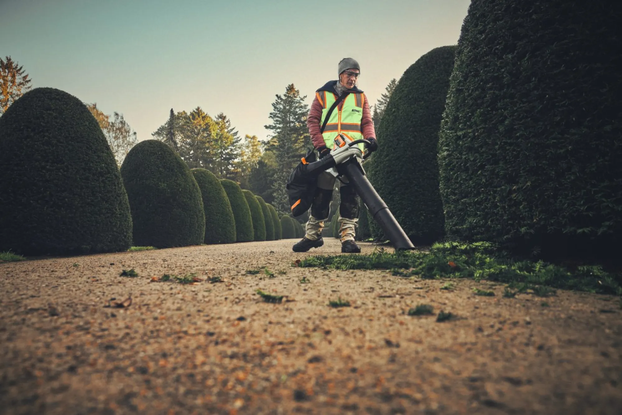 STIHL SHA 140 AP Akkumulátoros szívó-szecskázó gép (AP 30 akkumulátorral és AL 101 töltővel)