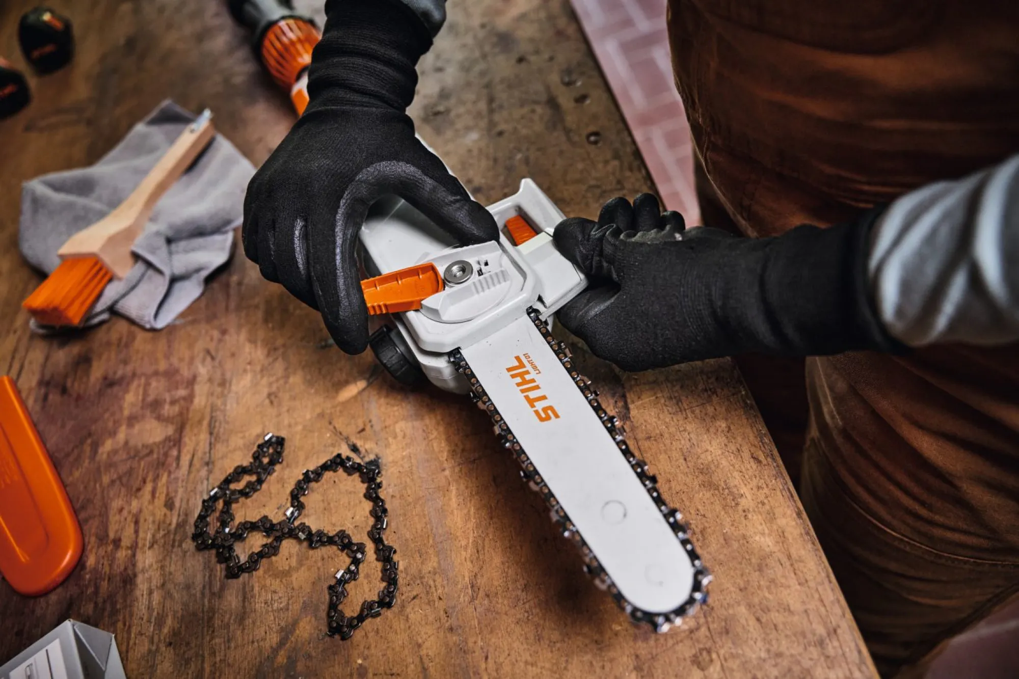STIHL HTA 30 AS Akkumulátoros magassági ágnyeső (2 db AS 2 akkumulátorral és ALS 31 töltővel)