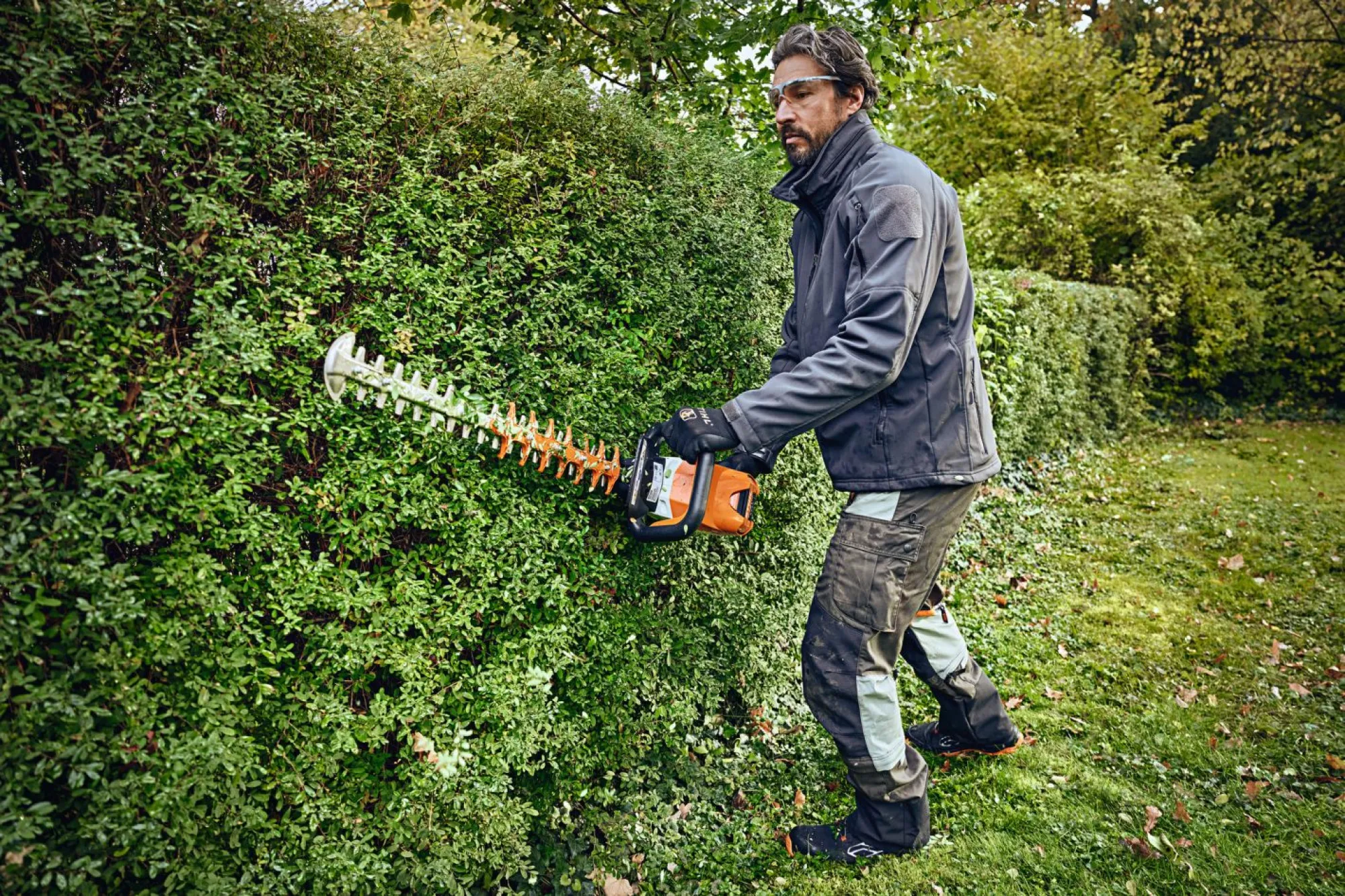 STIHL HSA 100 AP Akkumulátoros sövénynyíró (AP 30 akkumulátorral és AL 101 töltővel)