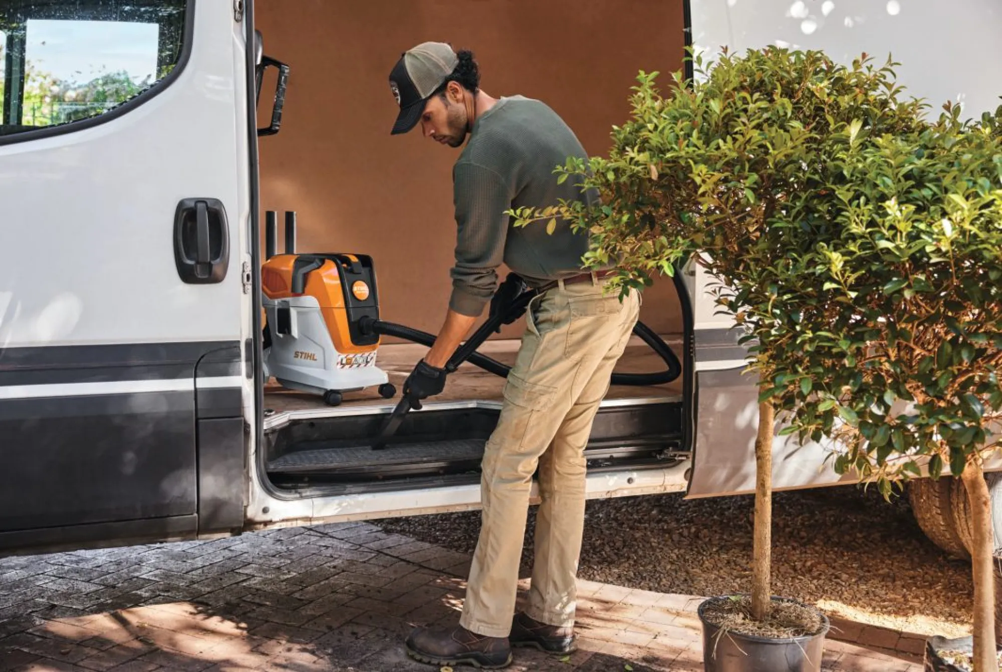 STIHL SEA 100 L Akkumulátoros porszívó (AP 30 akkumulátorral és AL 101 töltővel)